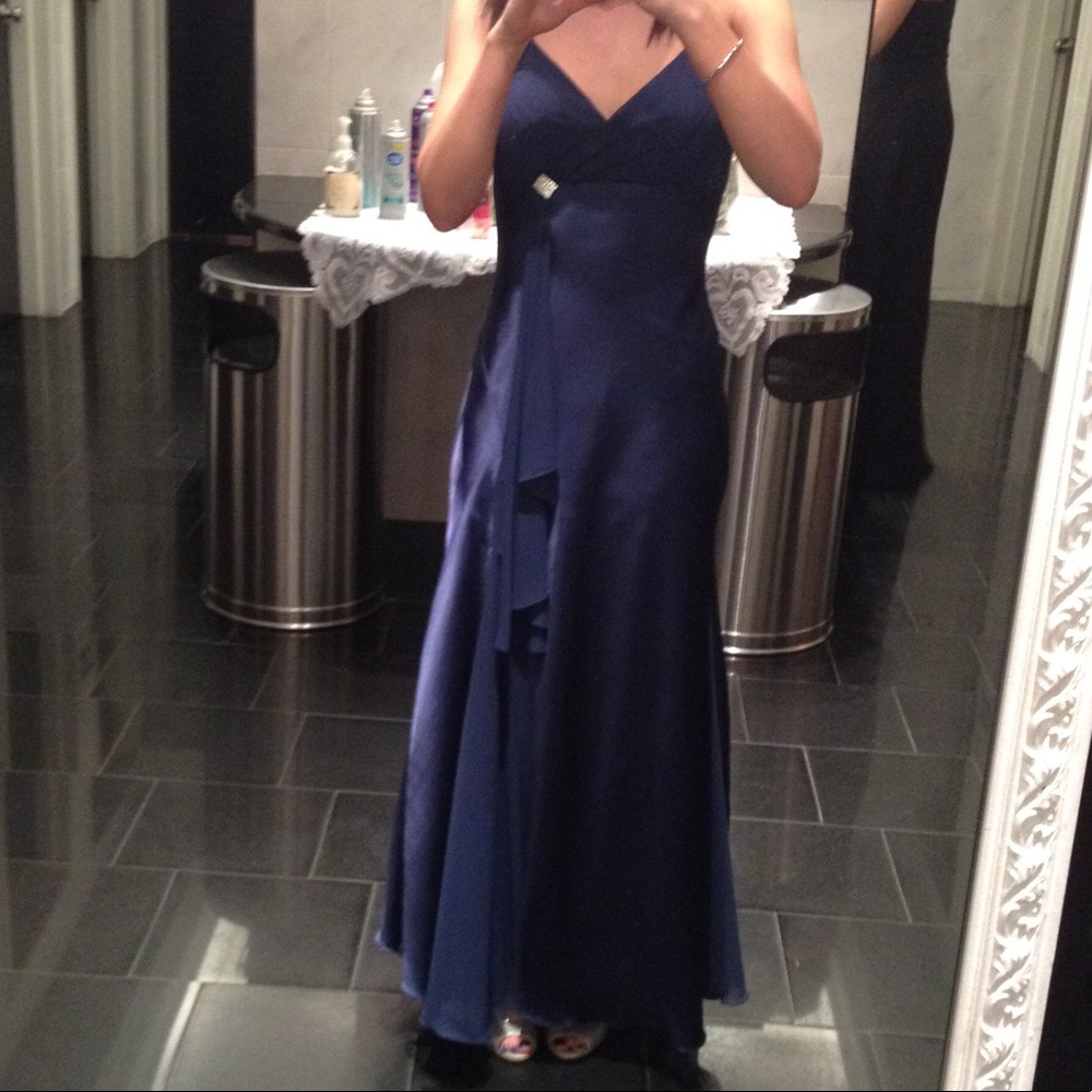 Size 2p long navy prom dress. Fits like a 0.